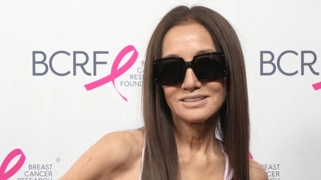 Vera Wang llama la atención con un vestido sedoso color rubor días después del espectacular look de la Met Gala