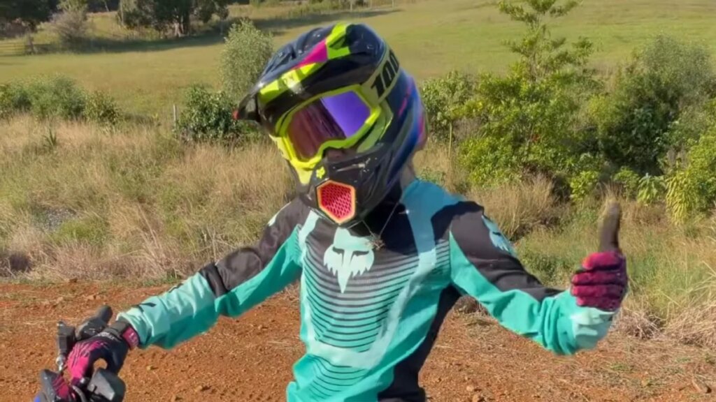 India, la hija de Chris Hemsworth y Elsa Pataky, realiza un asombroso truco en bicicleta