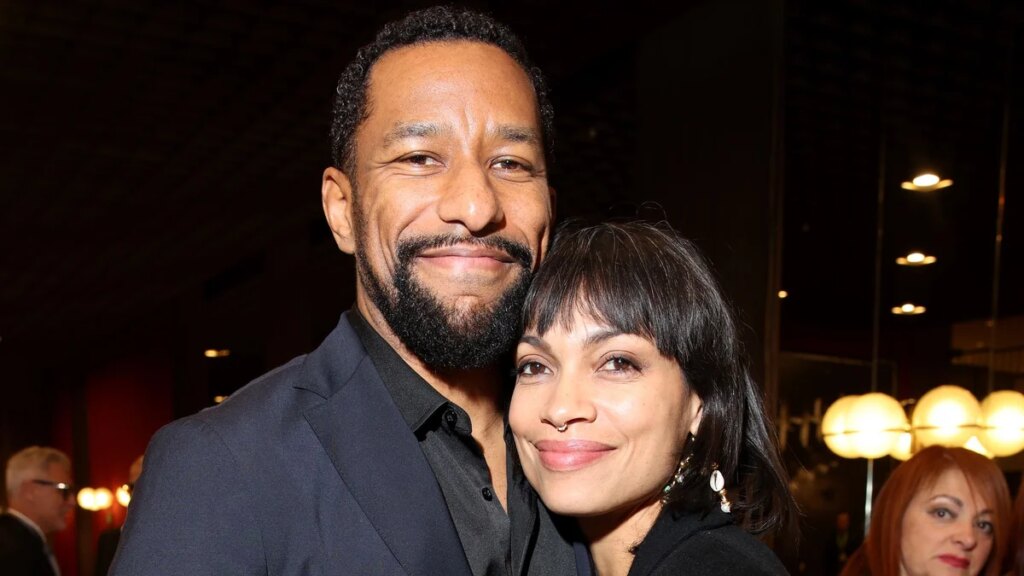 Rosario Dawson comparte un raro vistazo al romance con Adama Sanneh en Senegal