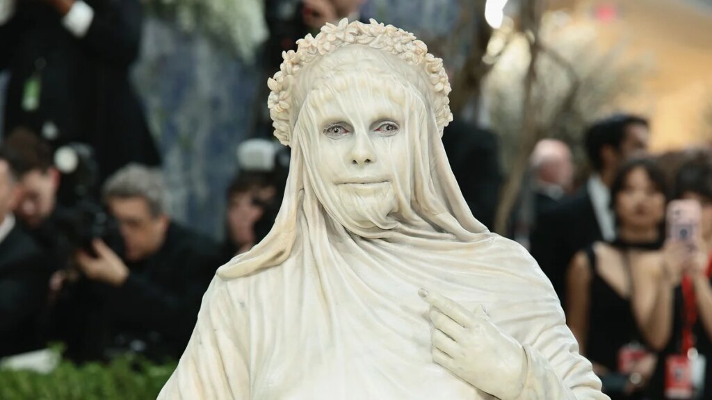 Heidi Klum lo vuelve a hacer en la Met Gala: esta vez encarnando una escultura de mármol viviente