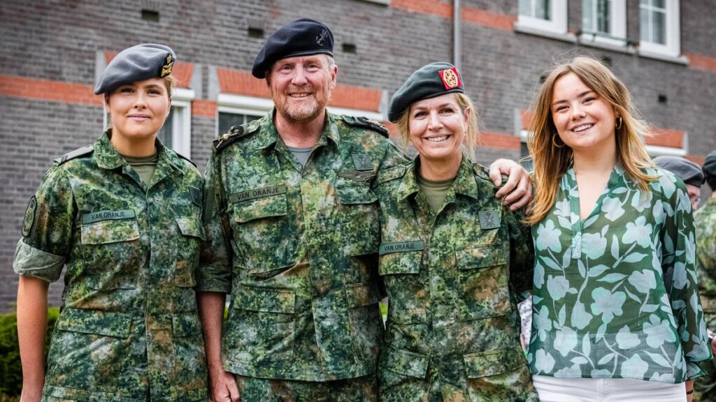 La princesa Amalia se emociona cuando la reina Máxima completa un importante hito militar