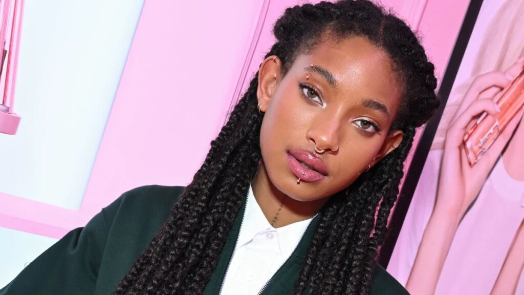 Willow Smith cautiva con un etéreo vestido morado y adornos dorados mientras anuncia su nuevo álbum ‘The Thread’