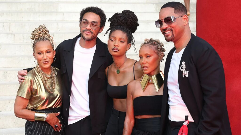 Will Smith y Jada Pinkett Smith posan en looks coordinados con Willow y Trey Smith para apoyar a Jaden Smith en la Semana de la Moda de París.