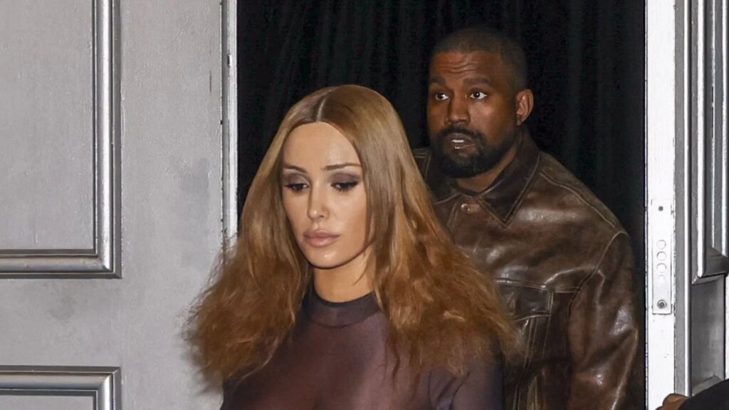 Bianca Censori deja poco a la imaginación con un body completamente transparente y sandalias doradas después del concierto de Kanye West.