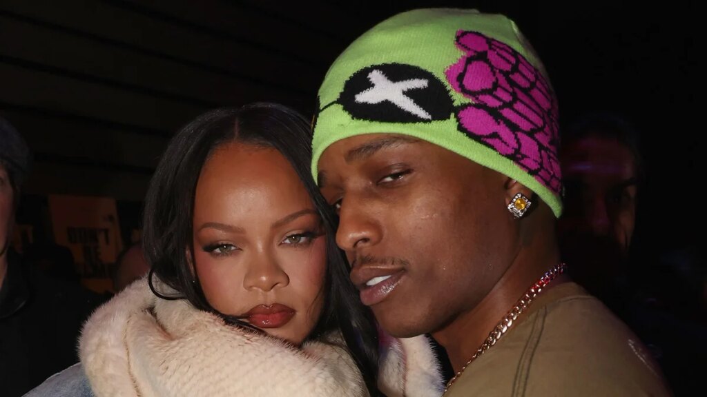 Rihanna luce una camiseta y una falda midi mientras apoya a A$AP Rocky en el Governors Ball