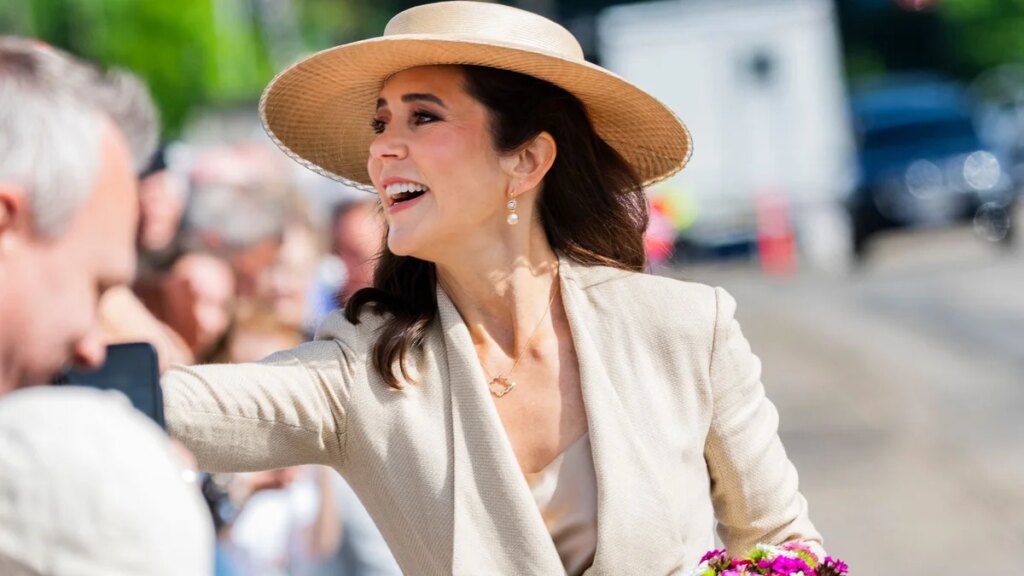 La reina María convierte un pañuelo de seda y una sola rosa en la máxima declaración de belleza real