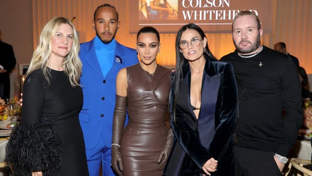 Kim Kardashian y Lewis Hamilton hacen oficial su relación con un divertido paseo en bicicleta