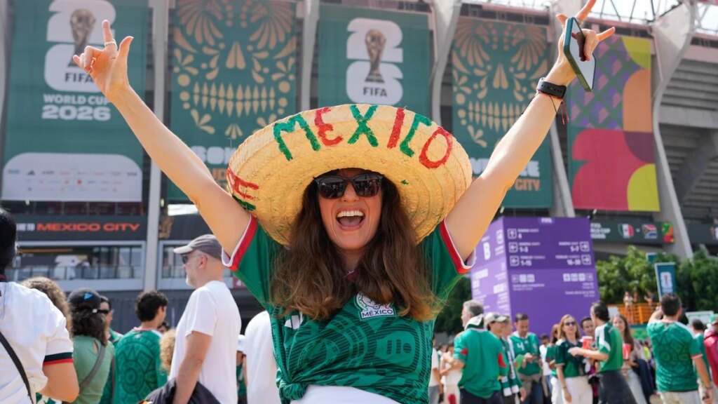 Cómo las latinas están recuperando la estética del Mundial a través de la moda, la belleza y la cultura