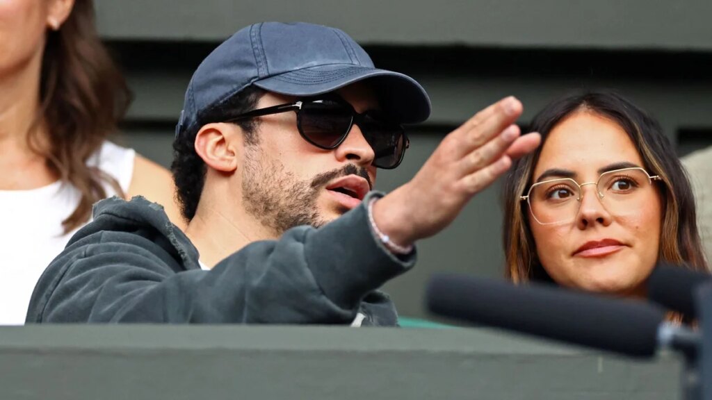 Bad Bunny y su novia Gabriela Berlingeri hacen una rara aparición en Wimbledon después de que Novak Djokovic asistiera a su concierto en Londres