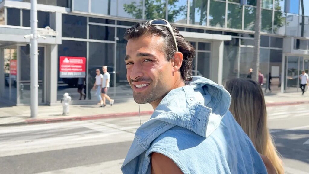El ex de Britney Spears, Sam Asghari, se pone susceptible mientras camina con su nueva novia en ropa deportiva coordinada