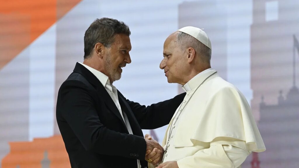 Antonio Banderas sorprende a la multitud con una emotiva confesión al Papa León XIV