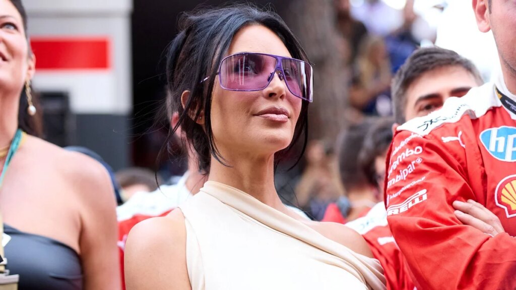 Kim Kardashian criticada por su traje de encaje transparente para el Gran Premio de Mónaco, mientras los fanáticos dicen que se ve “fuera de lugar”