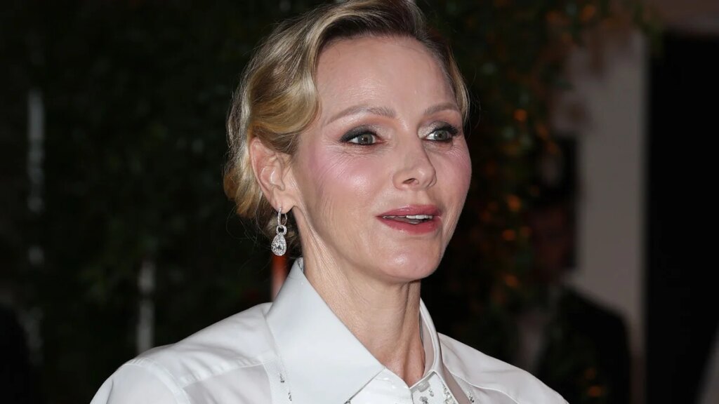 La princesa Charlene revive el icónico look de camisa blanca y falda larga de la reina Rania en la gala de Fórmula 1