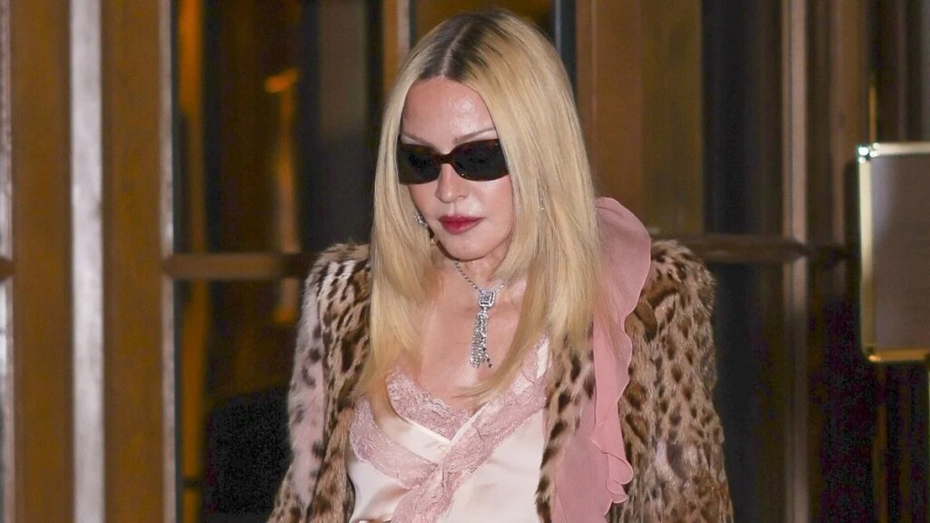 Madonna llama la atención con estampado de leopardo, encaje y botas altísimas en la Semana de la Moda de París
