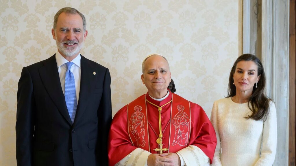 El Rey Felipe VI sustituye a la Reina Sofía en la despedida del Papa León XIV en España