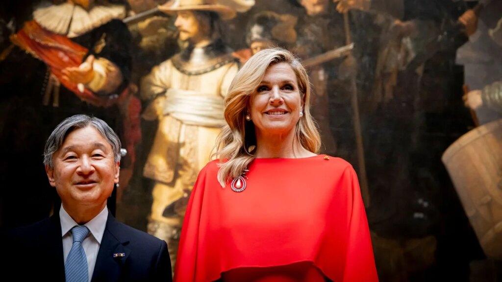 La reina Máxima aturde vestida de rojo durante su compromiso nocturno con el emperador Naruhito