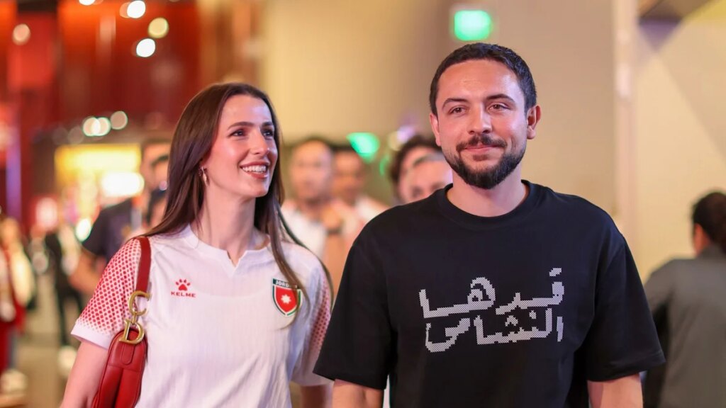 La princesa Rajwa y el príncipe heredero Hussein se unen a los aficionados en la primera aparición de Jordania en la Copa Mundial de la FIFA: Fotos