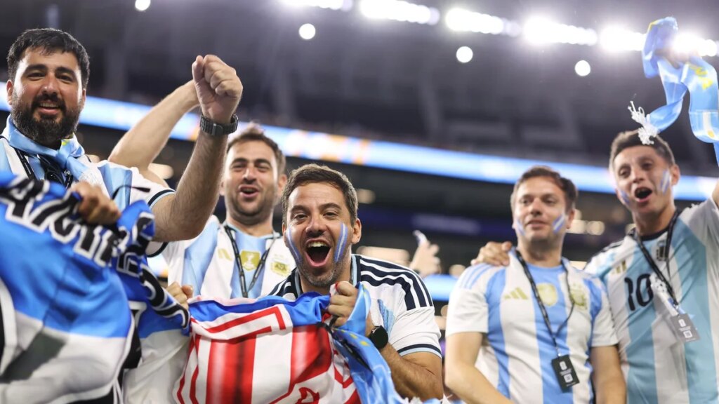 Los fanáticos argentinos restablecen la fe en la humanidad al devolver la billetera perdida con un cántico divertido