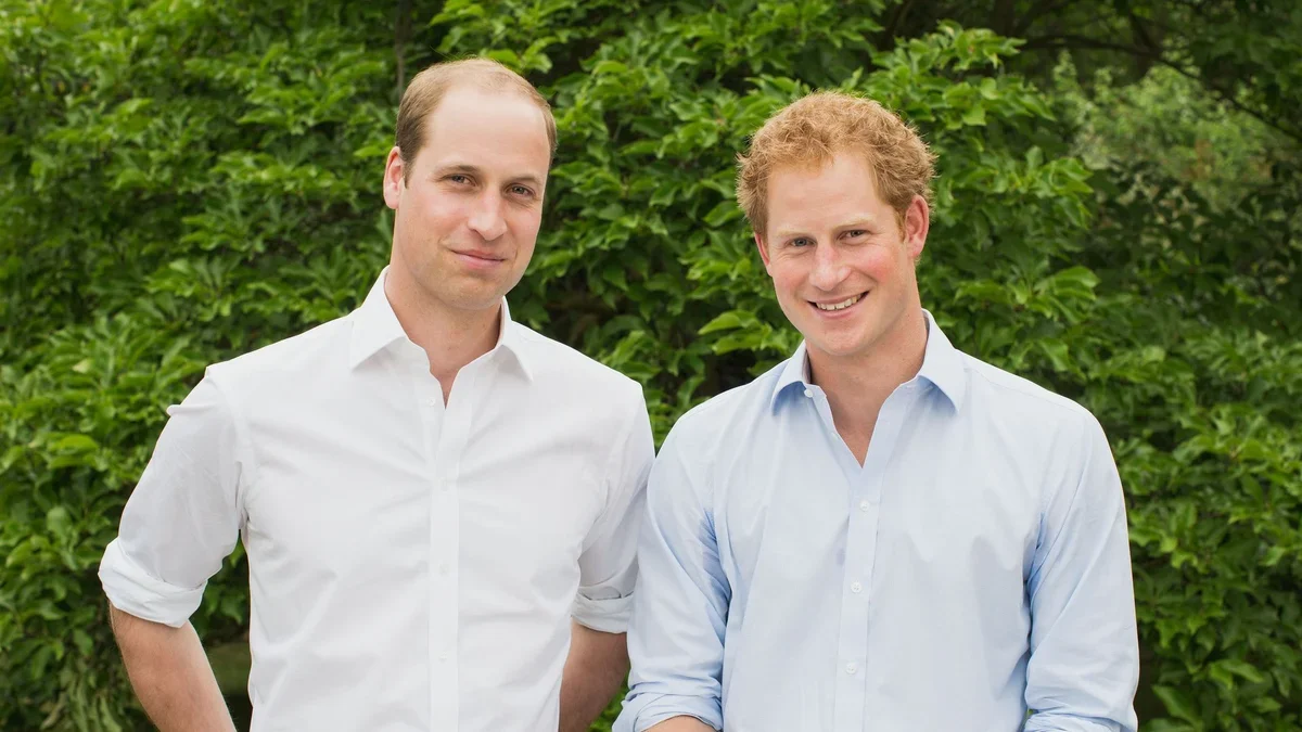 Dentro de las infancias muy diferentes del príncipe William y el príncipe Harry y cómo alimentaron la brecha real actual