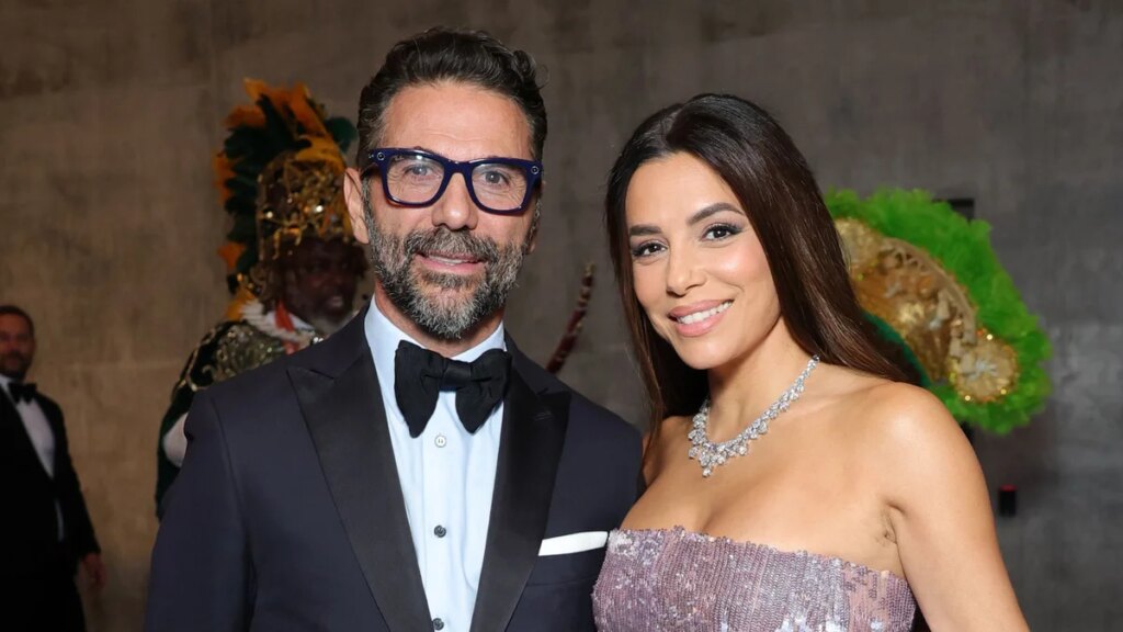 Eva Longoria y José Bastón tienen una cita en la playa de ensueño: vino, selfies y su perro