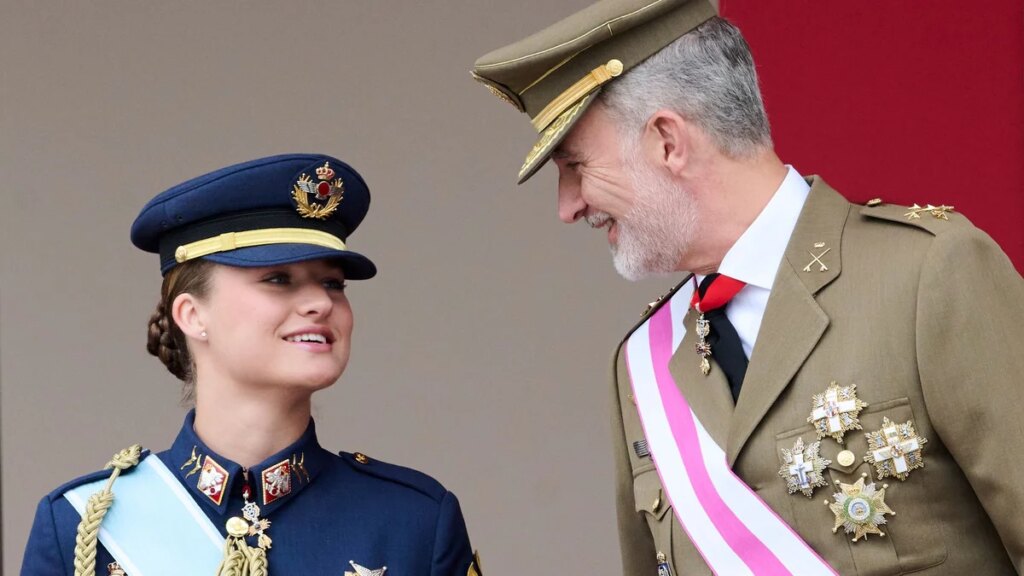 La princesa Leonor se convierte en la primera realeza española en completar su entrenamiento de paracaidismo — Ver las fotos