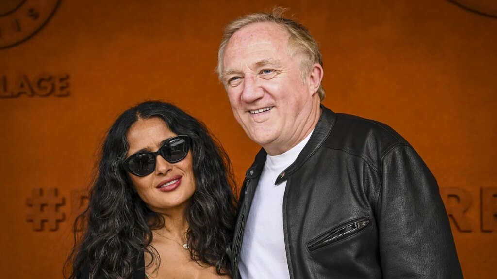 Salma Hayek recupera la gorra estilo vendedor de periódicos mientras disfruta del Abierto de Francia junto a François-Henri Pinault