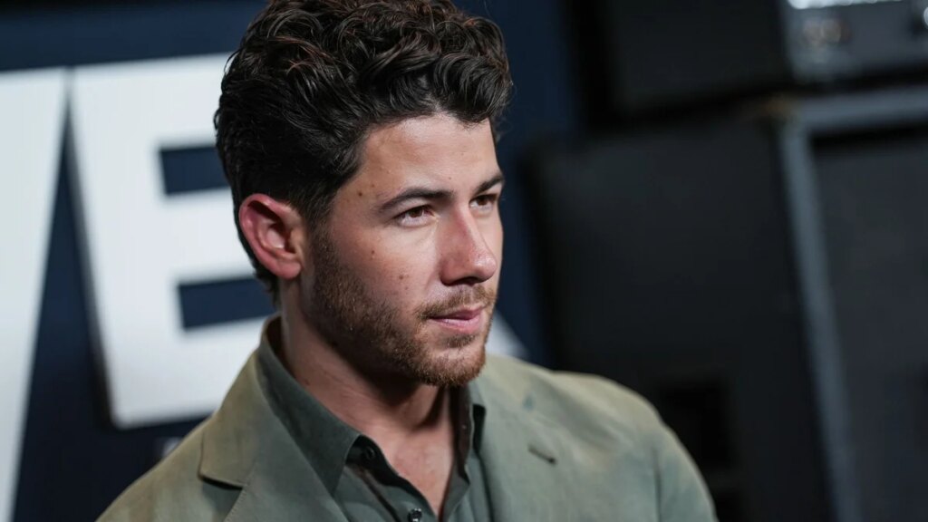 Nick Jonas revela aterrador incidente de vuelo con Glen Powell que terminó con un piloto llorando