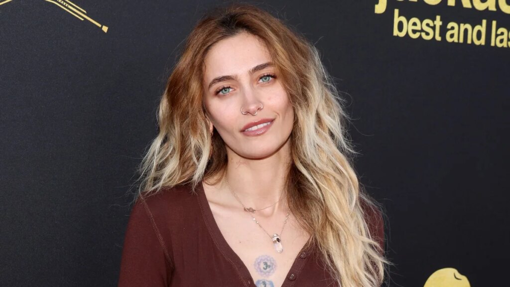 Paris Jackson sale con un estilo boho a juego con el rumoreado nuevo novio Hayden Karchmer