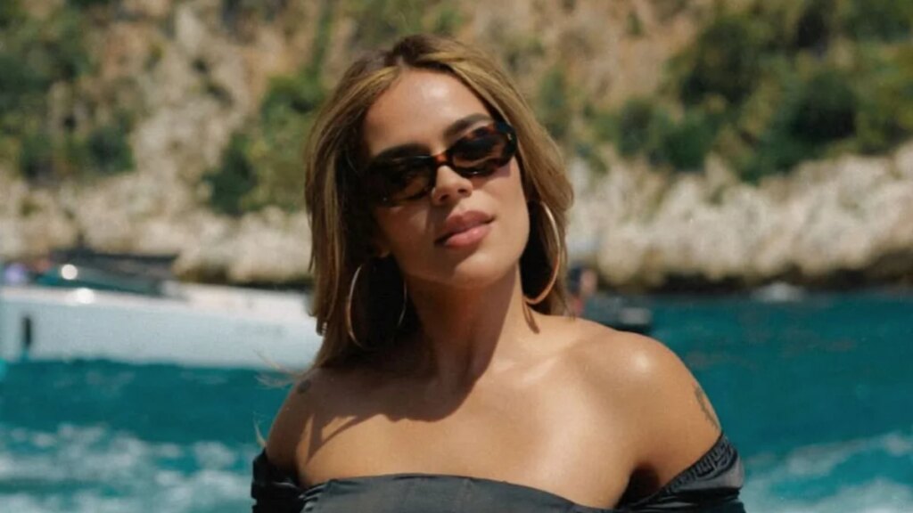 Karol G muestra sus abdominales mientras se empapa del ambiente de la Fórmula 1 en Mónaco