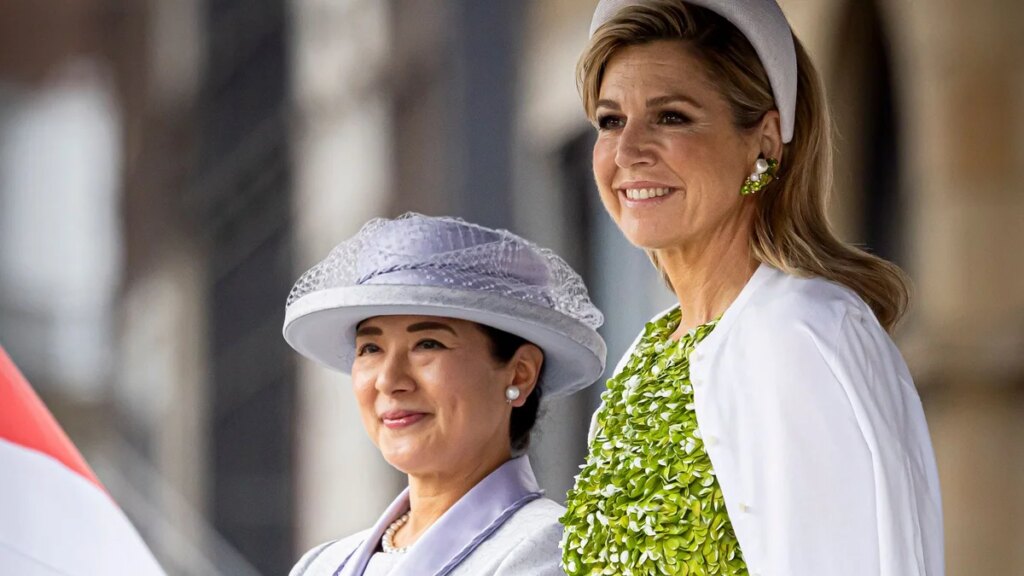 La reina Máxima brilla con un atrevido vestido verde con aplicaciones florales, mientras que la emperatriz Masako opta por un traje de falda de seda y guantes a juego.