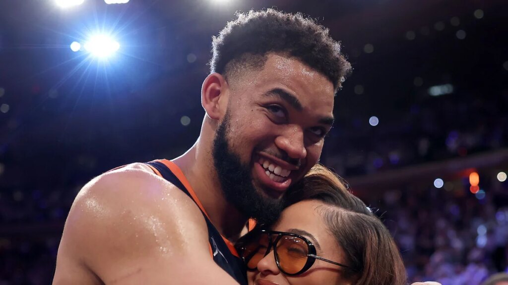 Karl-Anthony Towns revela cómo su prometida, Jordyn Woods, lo ayuda a mantenerse conectado con el espíritu de su difunta madre.