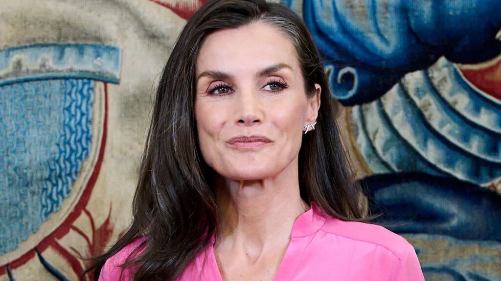 La reina Letizia cambia sus looks papales blancos por un llamativo vestido rosa oversize y alpargatas españolas