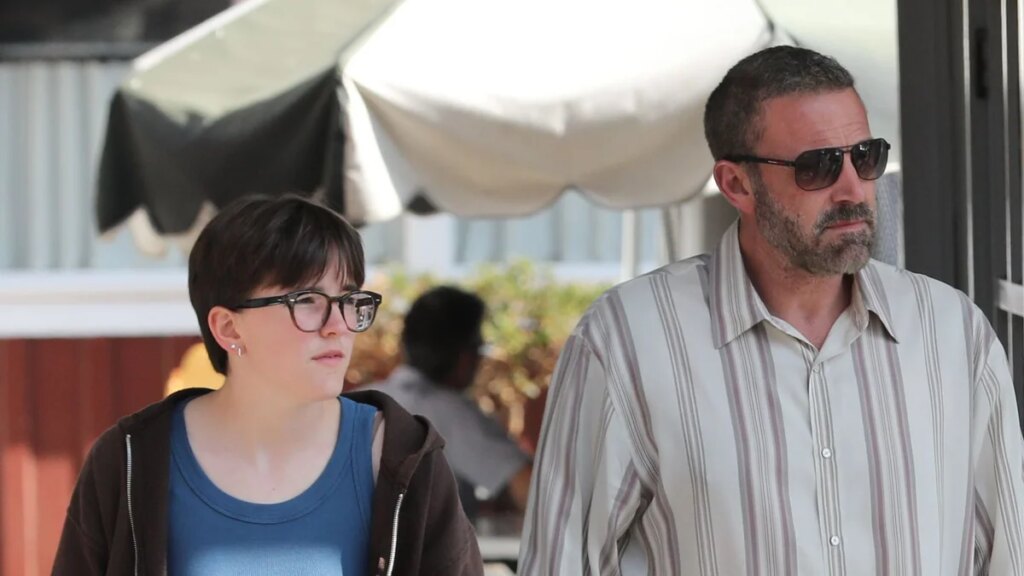 Ben Affleck y Fin muestran sus estilos frescos de verano: camisa a rayas y pantalones cortos sencillos