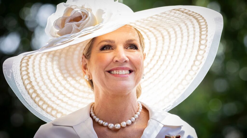 La reina Máxima abraza el satén y la gamuza rosa suave con joyas de inspiración floral en Londres