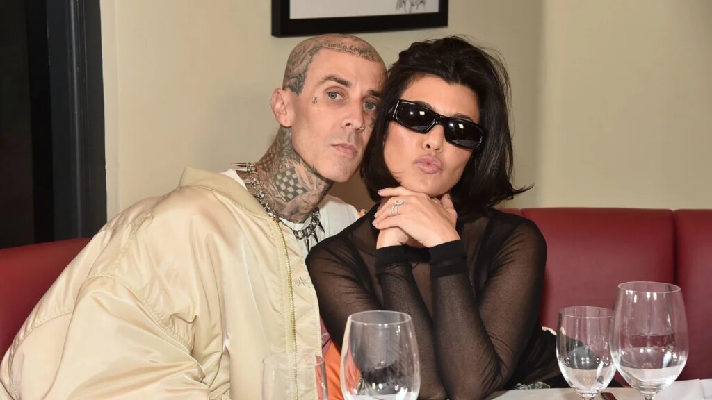 Kourtney Kardashian y Travis Barker hacen una rara aparición en la alfombra roja
