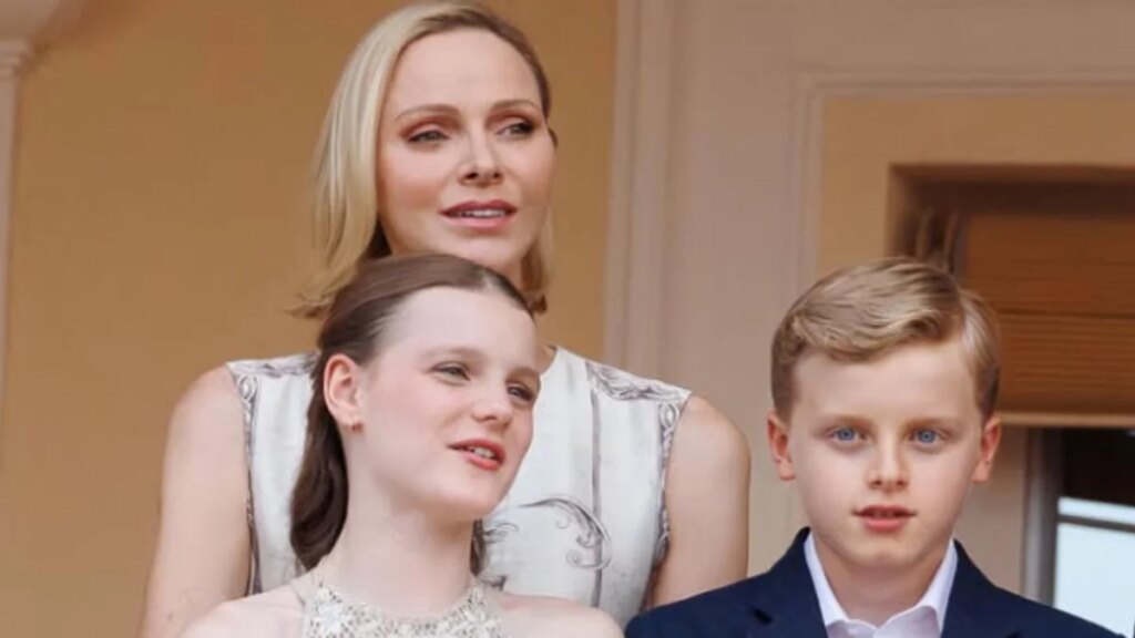 La princesa Gabriella viste bordados florales mientras la princesa Charlene combina con un elegante marfil en la celebración de Mónaco