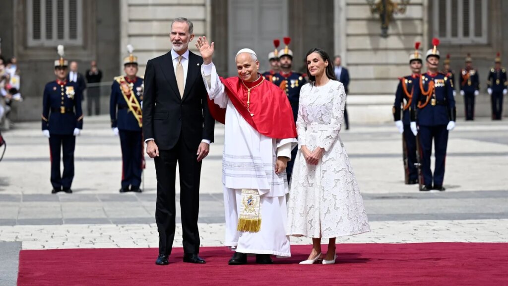 La reina Letizia honra la tradición vaticana con un vestido de encaje blanco para el Papa León XIV