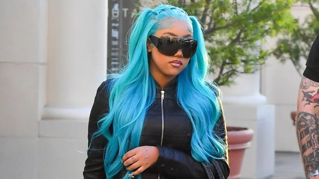 North West luce un look completamente de cuero, perforaciones en las manos y cabello azul característico en Los Ángeles