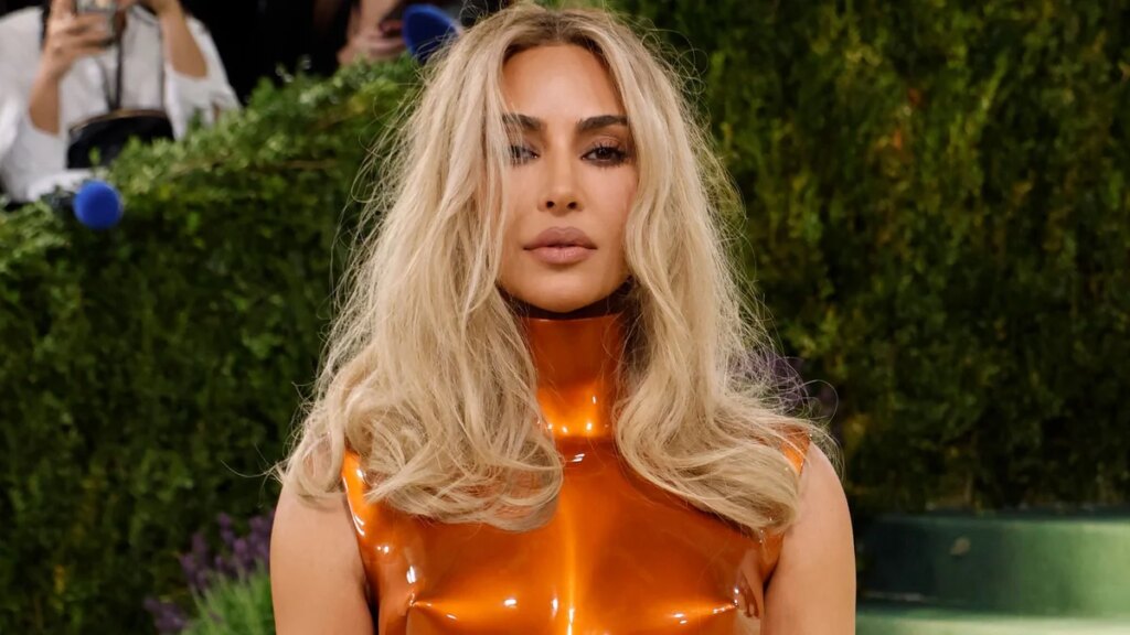 Kim Kardashian estrena un nuevo bob rubio platino que recuerda a Marilyn Monroe