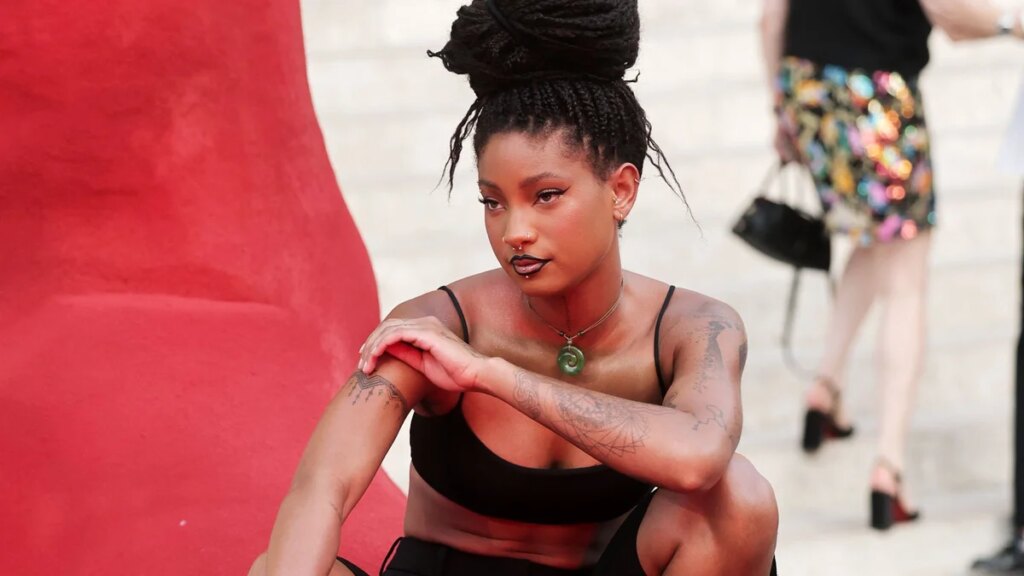 Willow Smith llama la atención con un top corto, pantalones cortos a medida y un recogido escultural trenzado en la Semana de la Moda de París