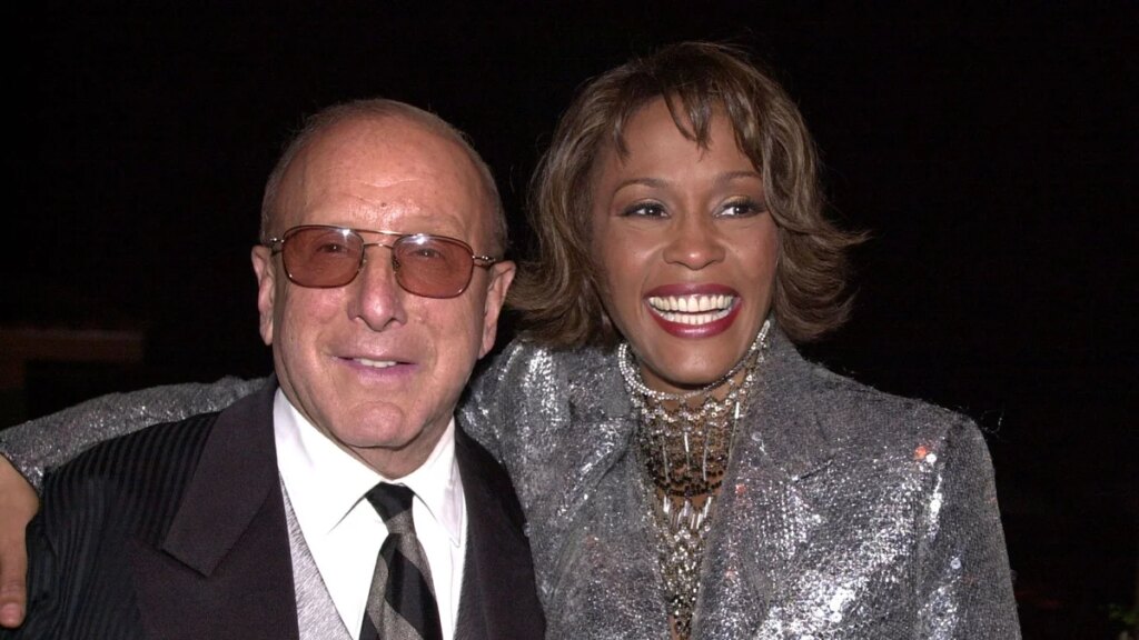 Clive Davis, leyenda de la música que descubrió a Whitney Houston, muere a los 94 años