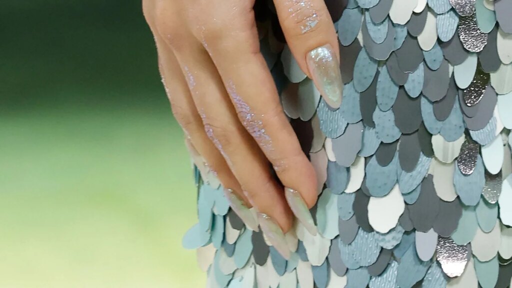 Sea Glass Nails es la manicura veraniega de ensueño que complementa la estética del pescador.