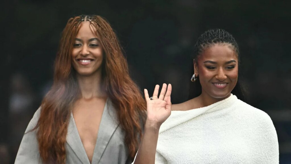 Malia y Sasha Obama llaman la atención en una rara y elegante aparición en el Obama Center