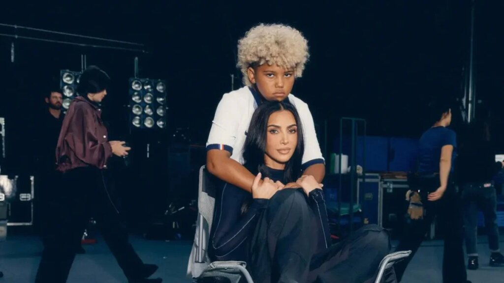 El hijo de Kim Kardashian, Saint West, hace su debut como modelo en la campaña de la Copa Mundial con Ronaldo, la joven Miko y más.