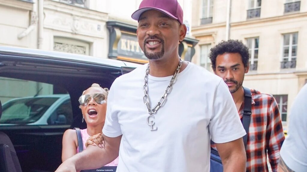 Will Smith y Jada Pinkett Smith lucen looks coordinados en rosa y burdeos durante una excursión a París