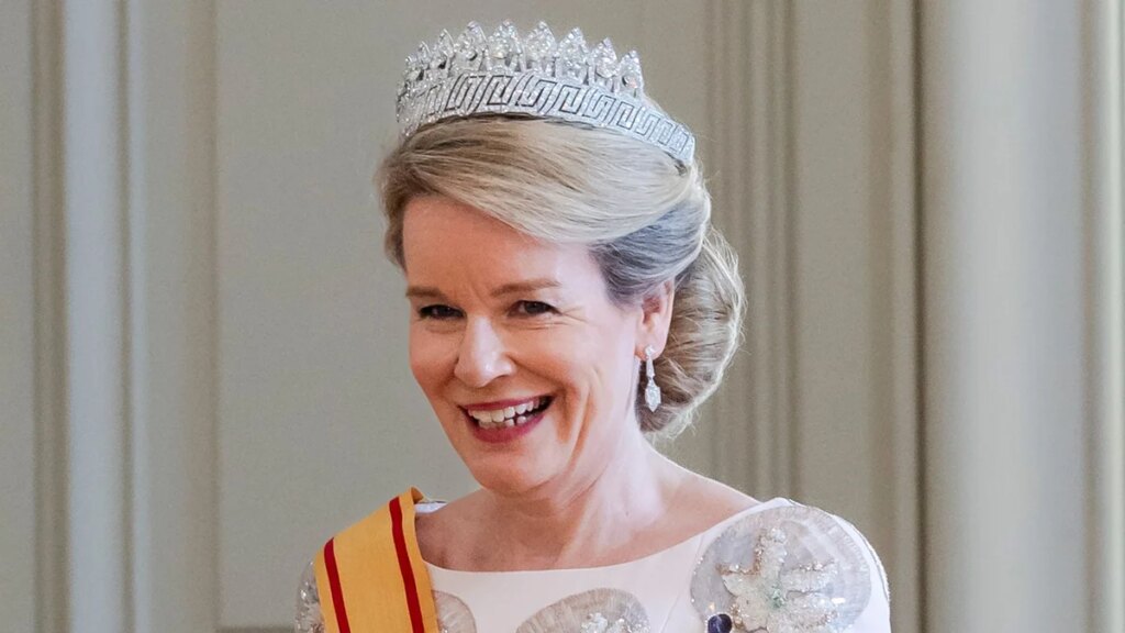 La reina Mathilde se transforma de un elegante look diurno rosa a un glamour real total con la histórica Diamond Empire Tiara