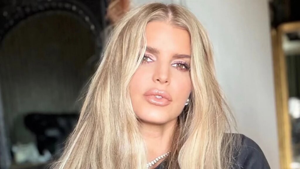 La rodilla magullada de Jessica Simpson acapara la atención durante la última actualización de su carrera