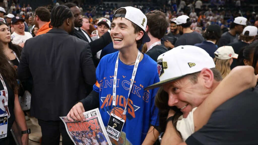 Timothée Chalamet y más superfans de los Knicks viajan a San Antonio para el Juego 5