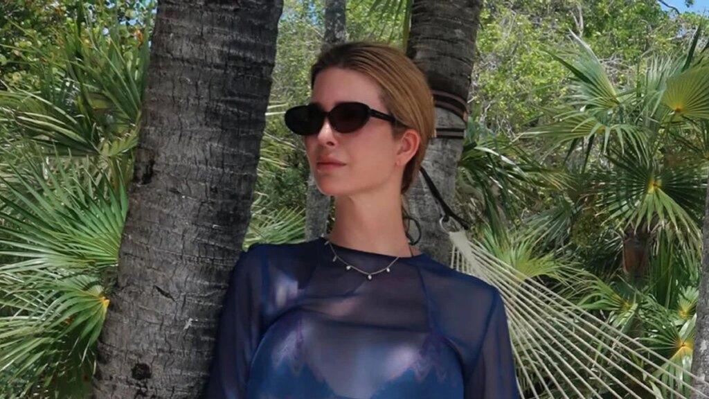 Ivanka Trump llama la atención con un vestido rojo sin tirantes y un atrevido look playero transparente en nuevas fotos junto a la playa