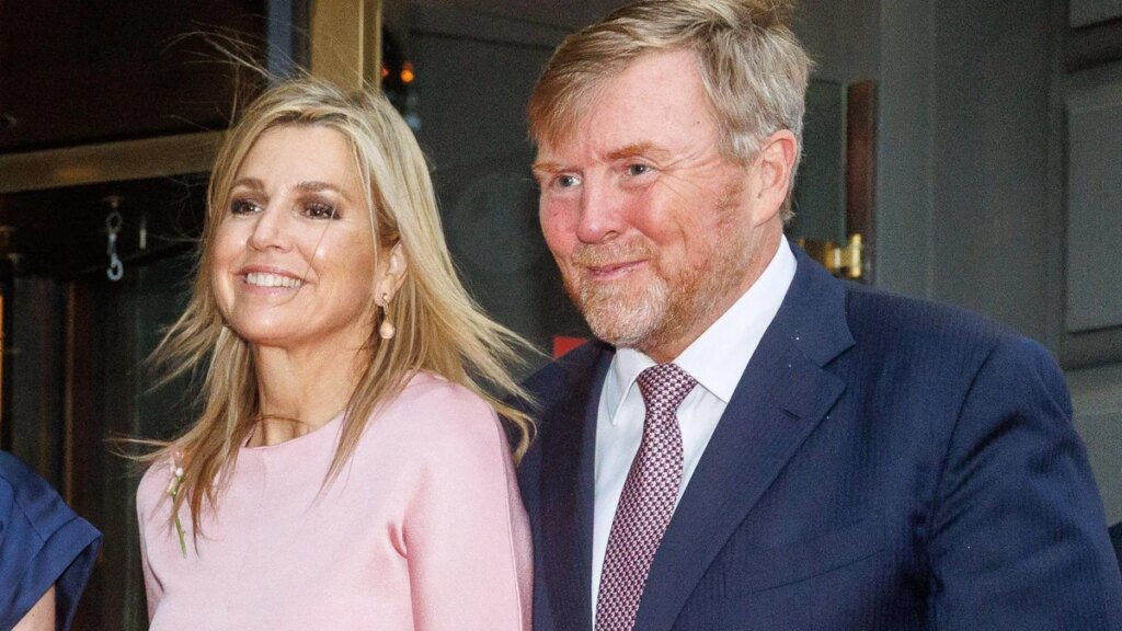 La reina Máxima deslumbra con oro metálico y rosa rubor en el Festival de Holanda con impresionantes aretes de piedras preciosas